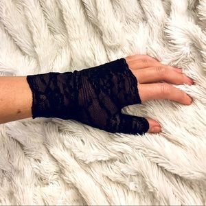 Three lace fingerless gloves hot topic NWT!